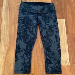 Lululemon Wunder Under Crop 8, Black Floral Print
